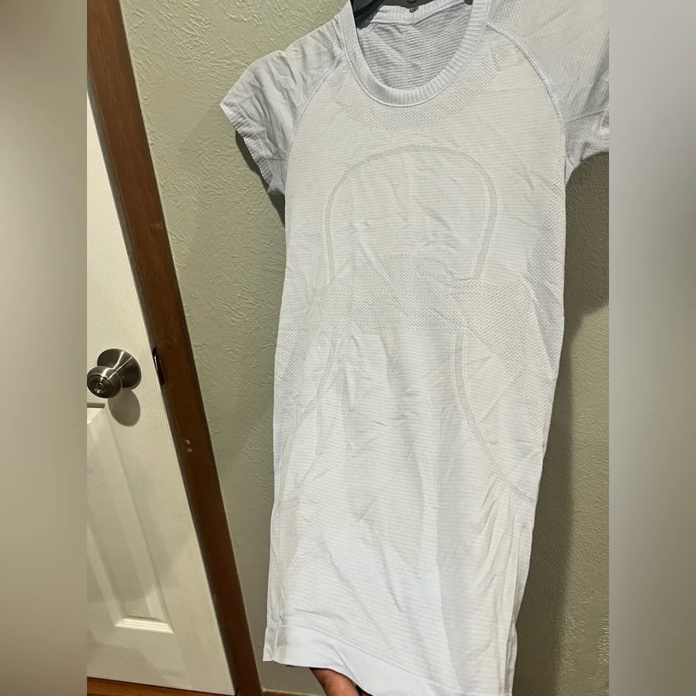 lululemon athletica light blue Short Sleeve Crewneck Tee swiftly size 4